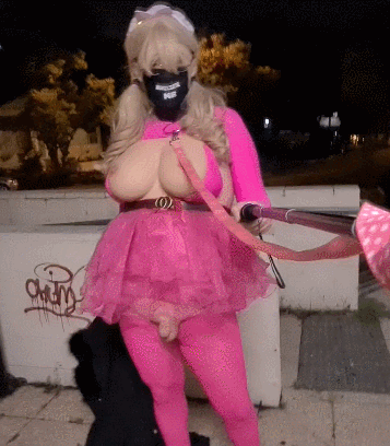 Pembe tasmalı sissy dışarıda